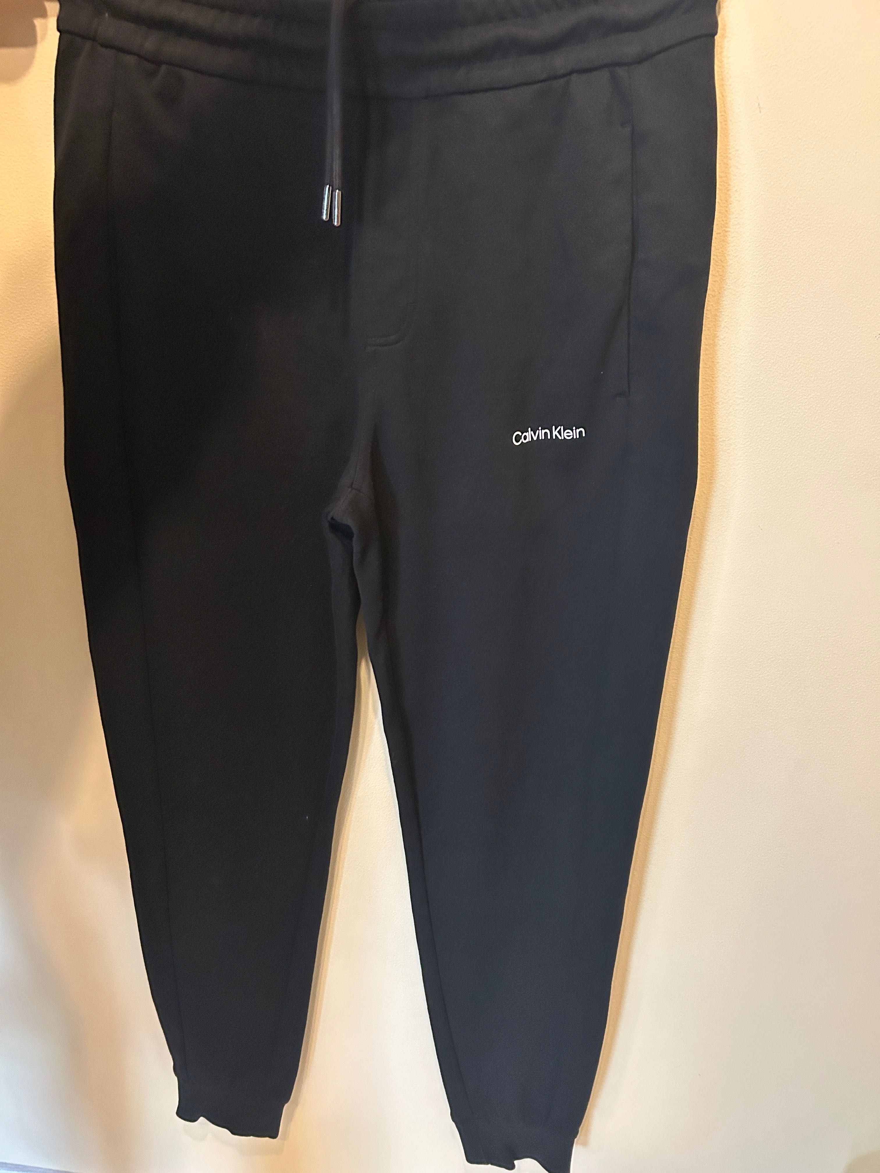 Vând trening Calvin Klein