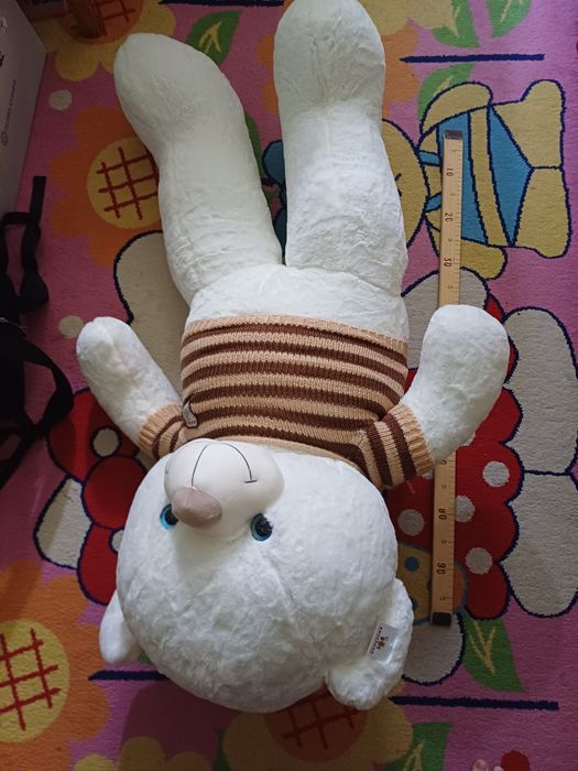 Белый огромный плюшевый медведь