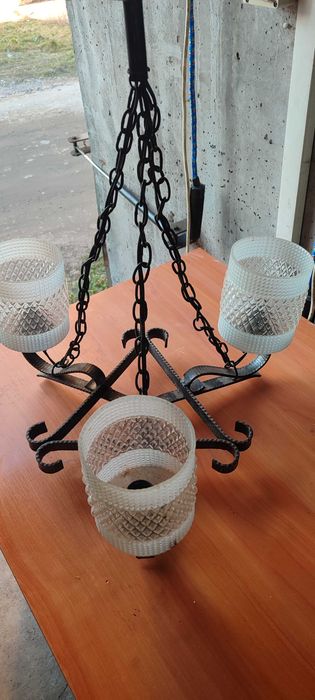 Продавам два броя полюлеи от ковано желязо.