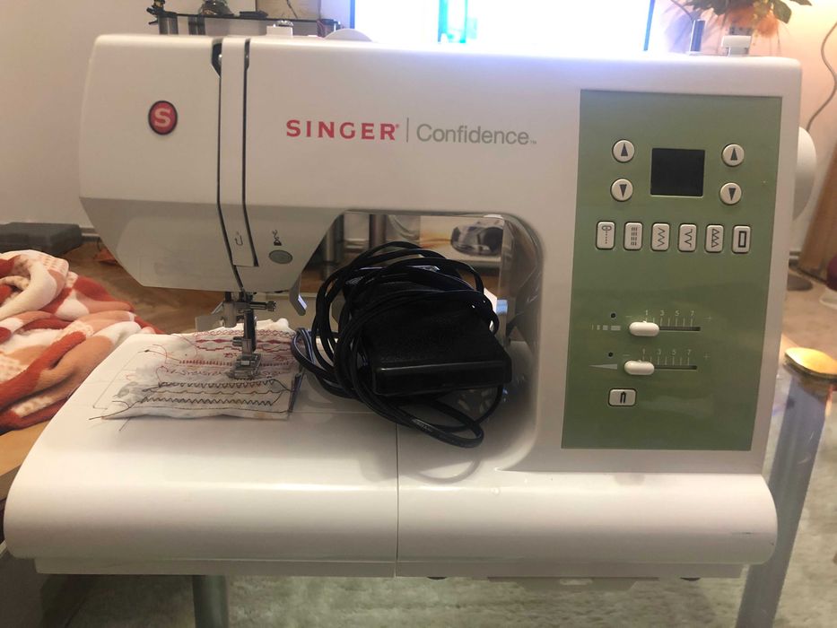 Masina de cusut SINGER Confidence cu computer
