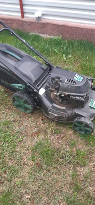 Masina de tuns iarba pe benzina