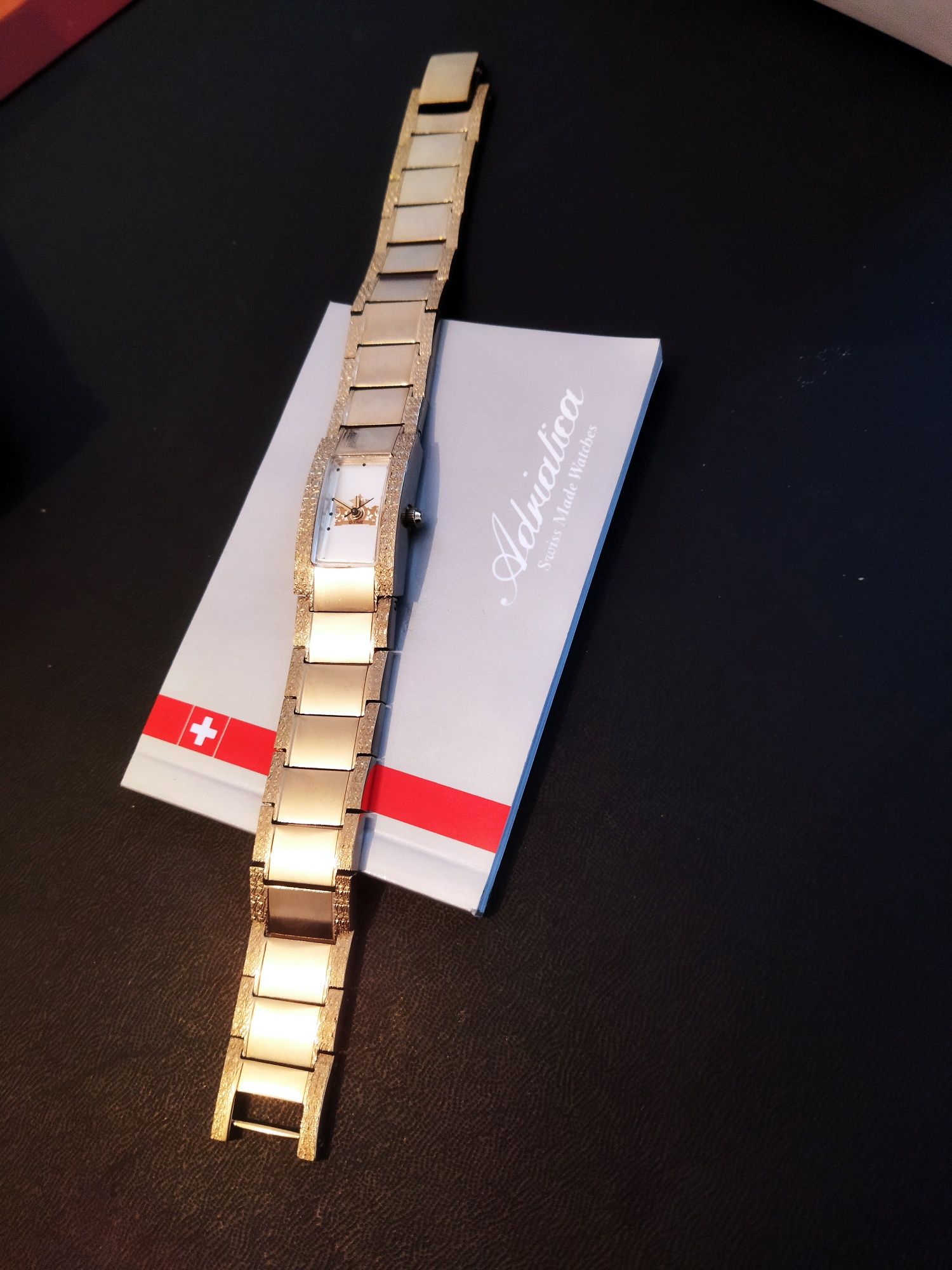Продам Новые Швейцарские часы сбраслетом PVD