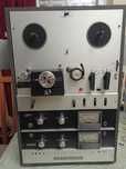 Magnetofon AKAI cu amplificare și difuzoare incorporate 9M