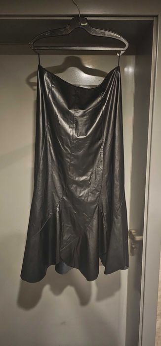 Чисто нова черна дълга лъскава кожена пола, размер "L"