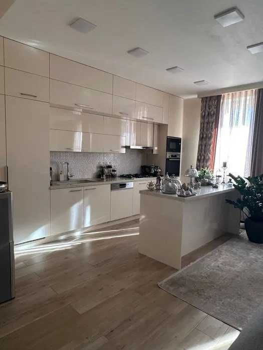 Продается квартира Мирабад ресторан Гошт 3/8/8///116м2 новостройка