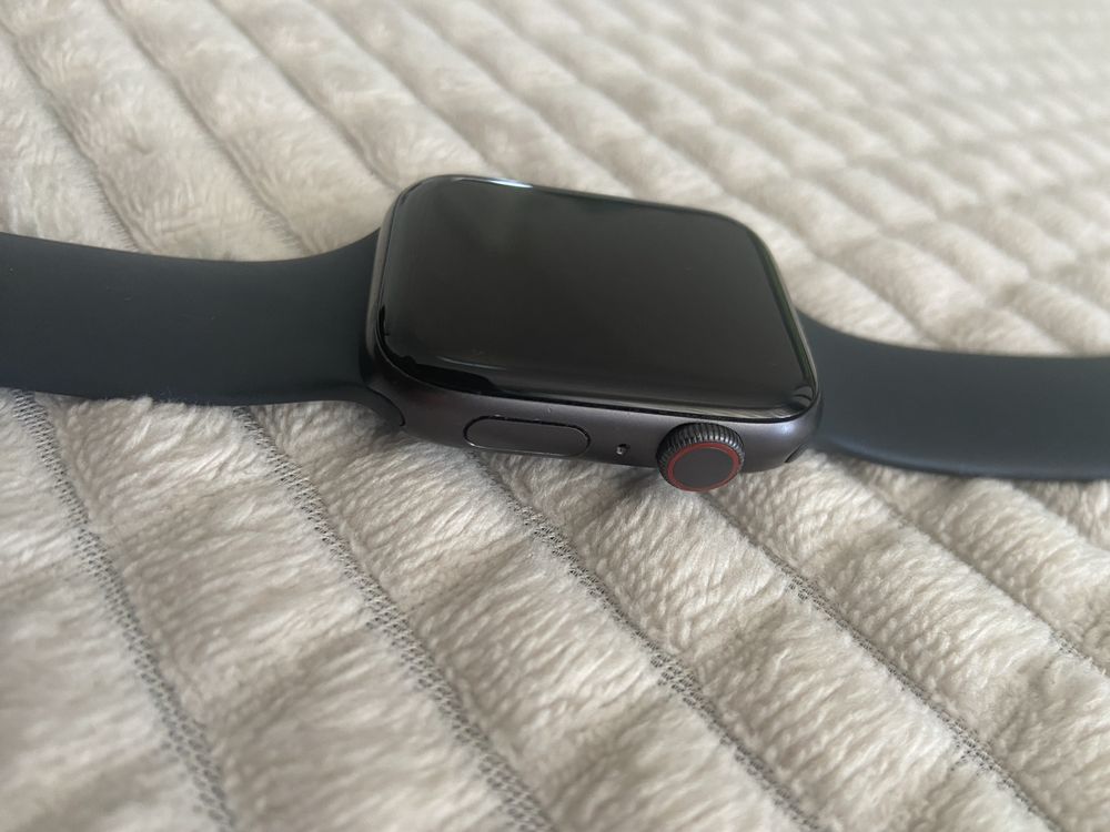 Apple Watch SE 44 MM.  GPS+Cellular