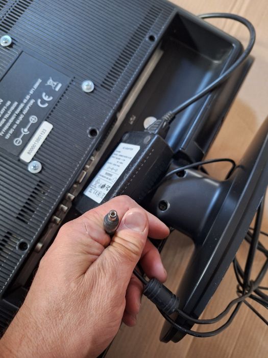 Functionabil, TV 48 cm diagonala, 12 V atât pentru priza/ auto