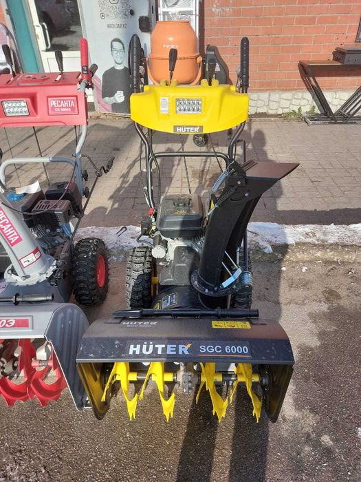 Снегоуборщик для уборки двора