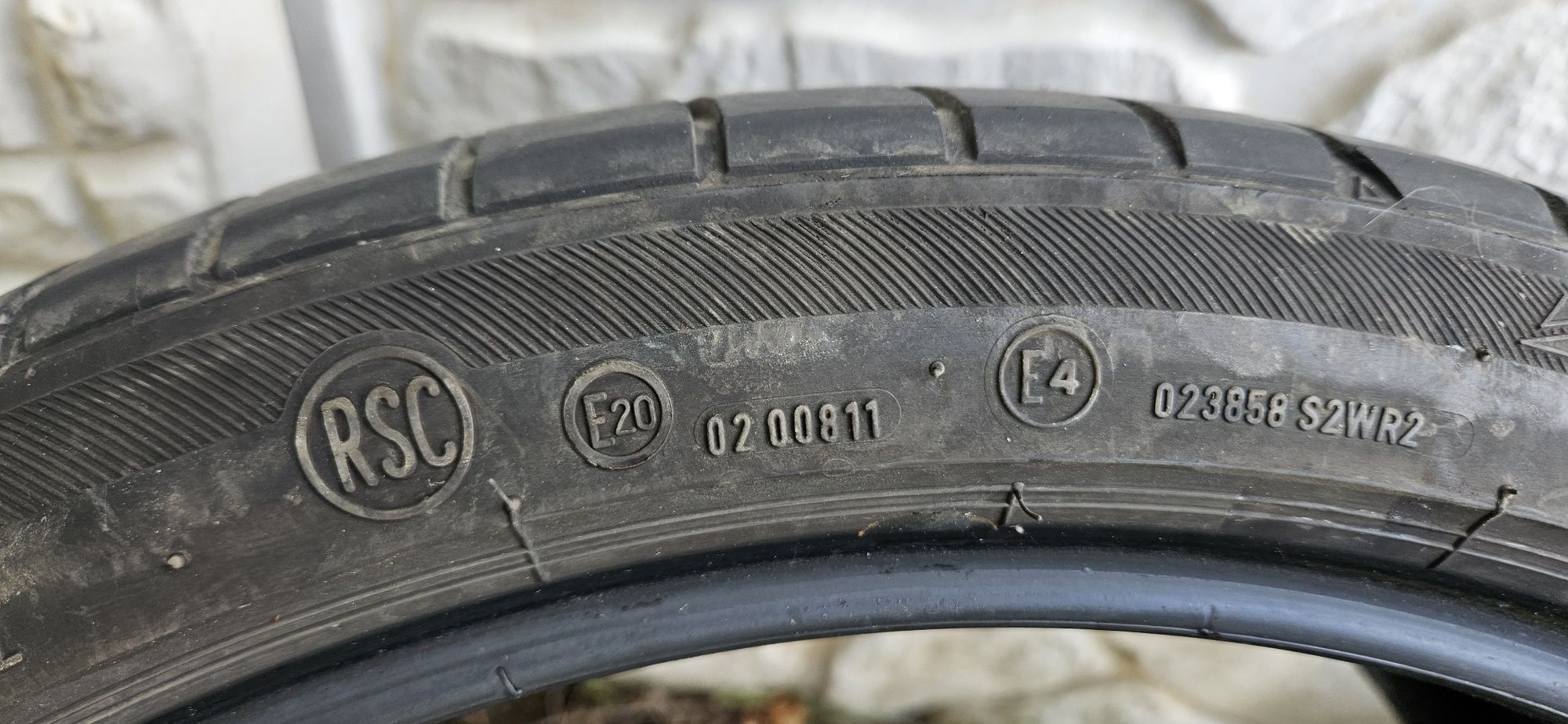 Vând 2 anvelope vară Bridgestone, 225 40 19 98Y.