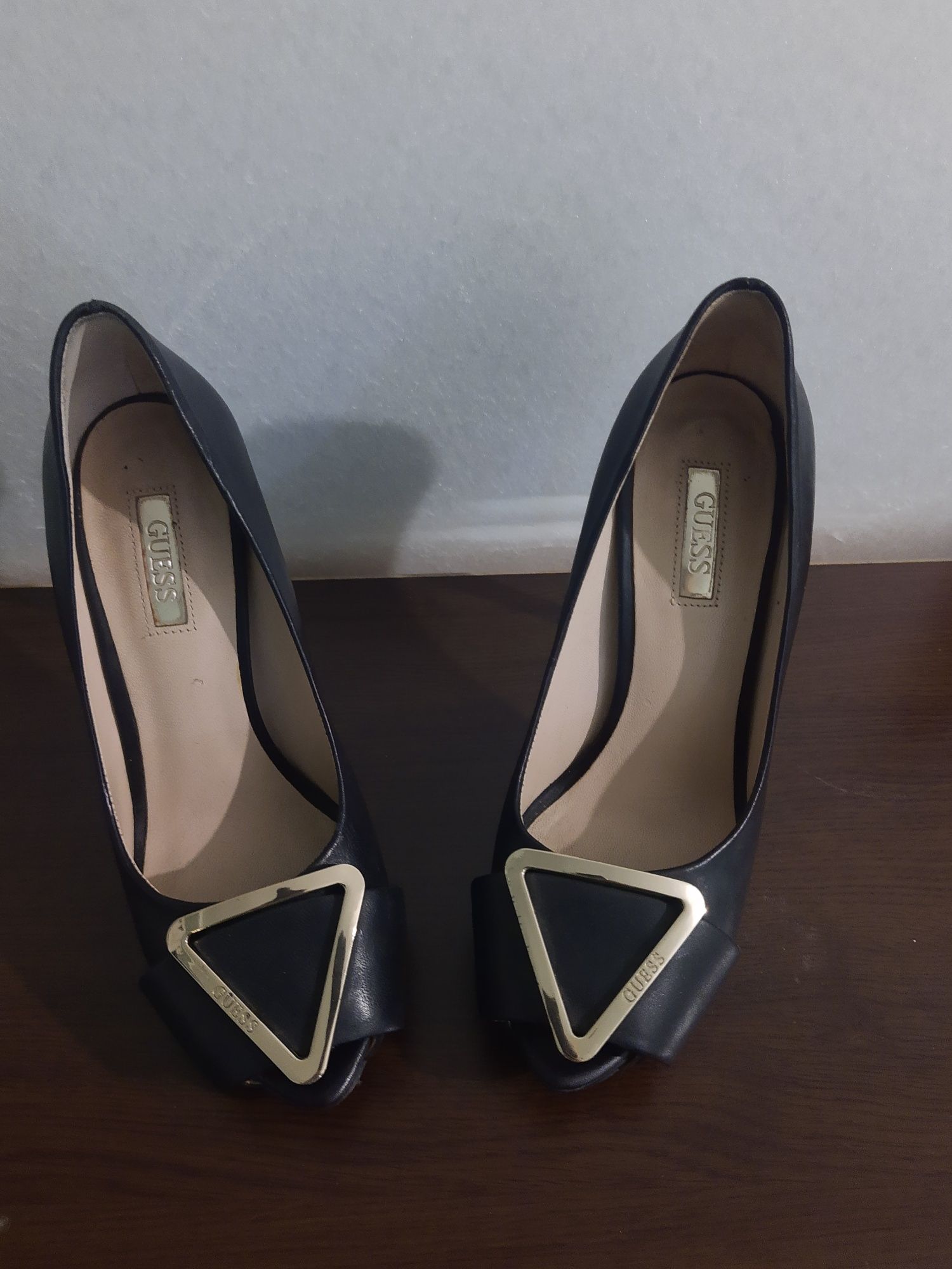 Дамски обувки на ток "Guess"