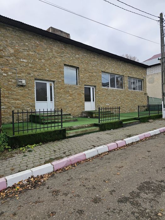 Vând clădire comercial sau rezidential