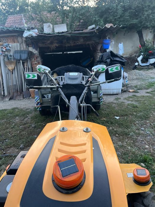 Vând motocultor de 18 cai cu tot ce se vede pe el nu este folosit mult