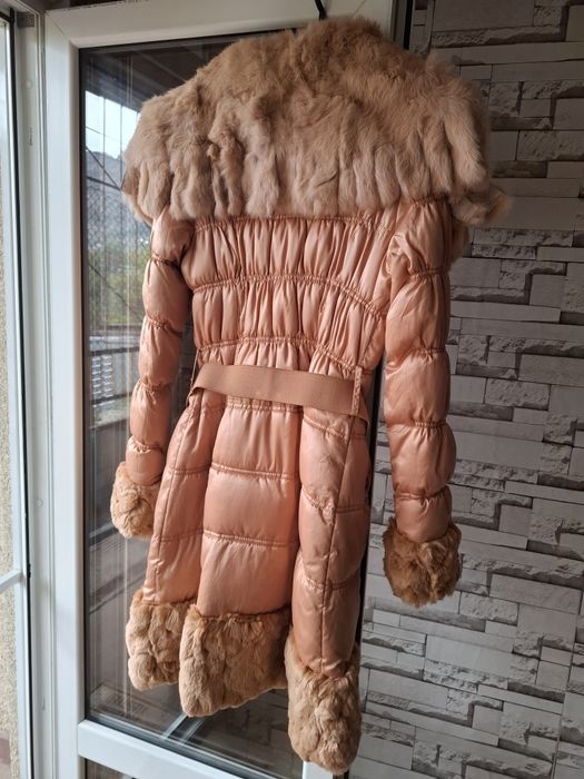 Дълго зимно яке с яка от естествен косъм