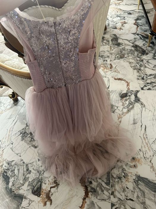 Рокля със далак шлейф от зад