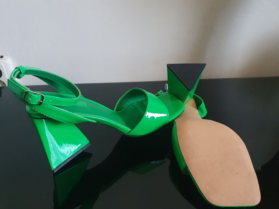 Sandale verzi lacuite ,nr40
Stare foarte buna , o si