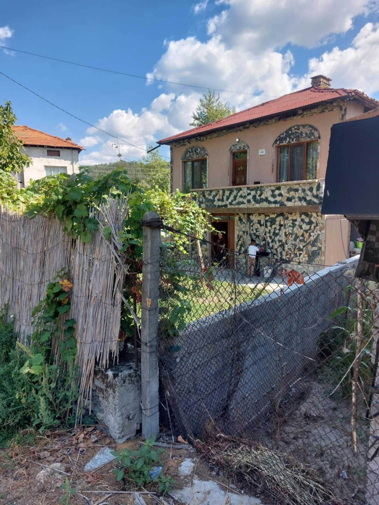 Продавам къща в село гърмен на 2 етажа за повече инвормация на тел.