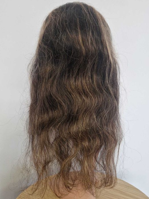 60 см естествена чуплива тъмно кафява перука с руси кичури с дантела