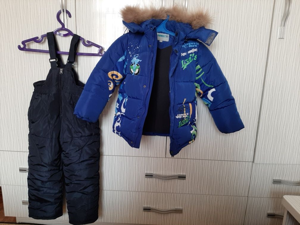 Куртка зимняя на мальчика на 3-4 лет.