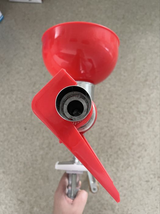 Ръчна машинка за домати, плодове и зеленчуци – здрава и удобна