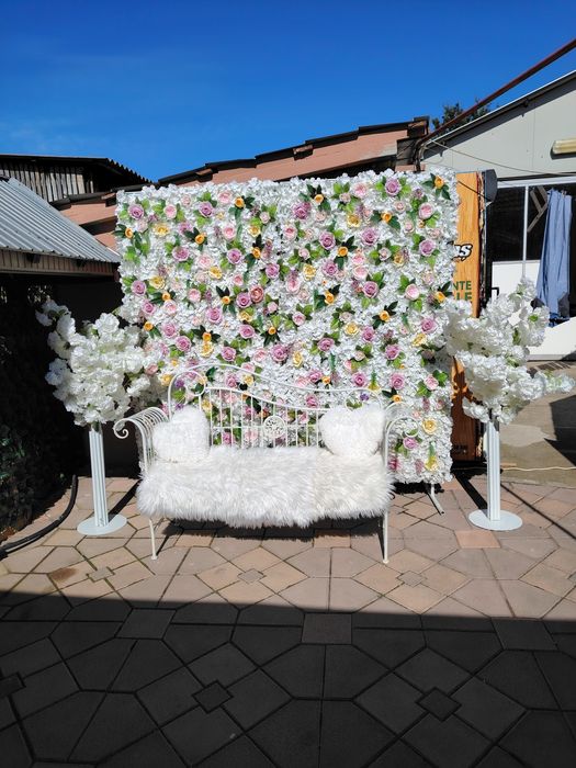 Panou floral cu băncuță și stâlpișori