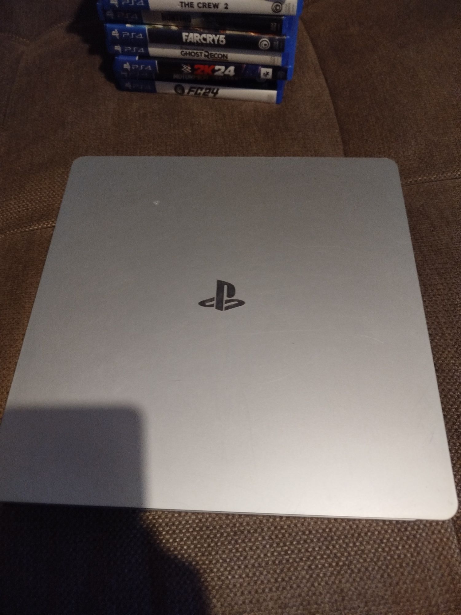 Vând ps4 slim de 256 gb +20 de jocuri + un controller