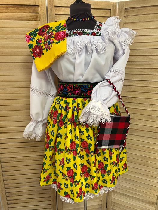 Custum popular/traditional pentru femei de Maramures complet, autentic