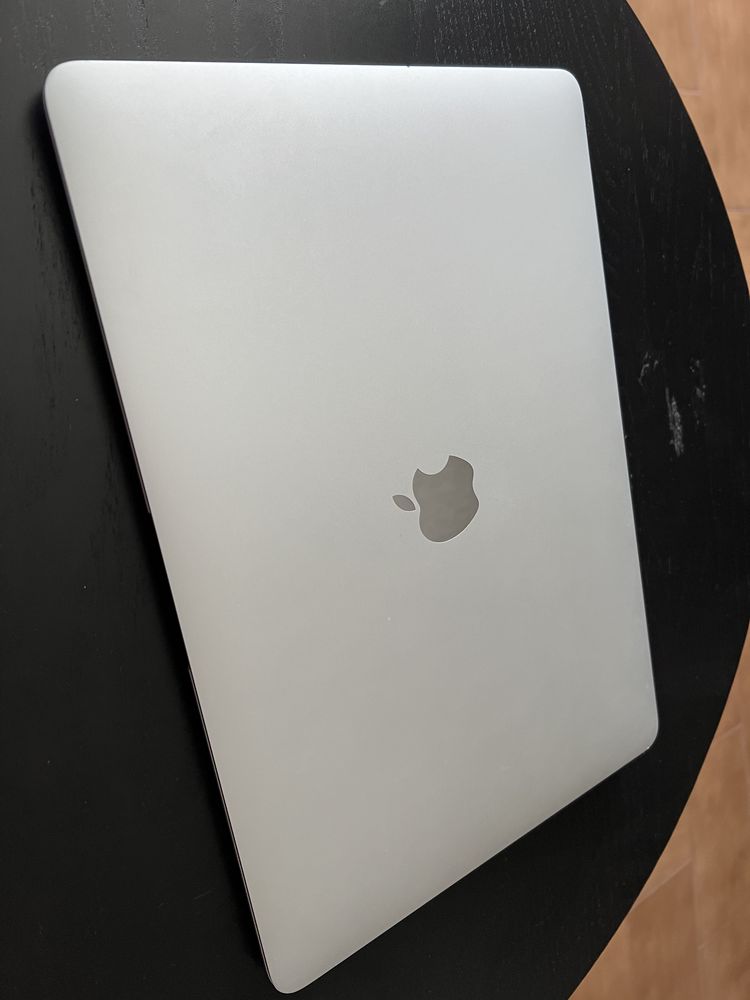 Отличен Apple MacBook Air M1 8GB 256GB