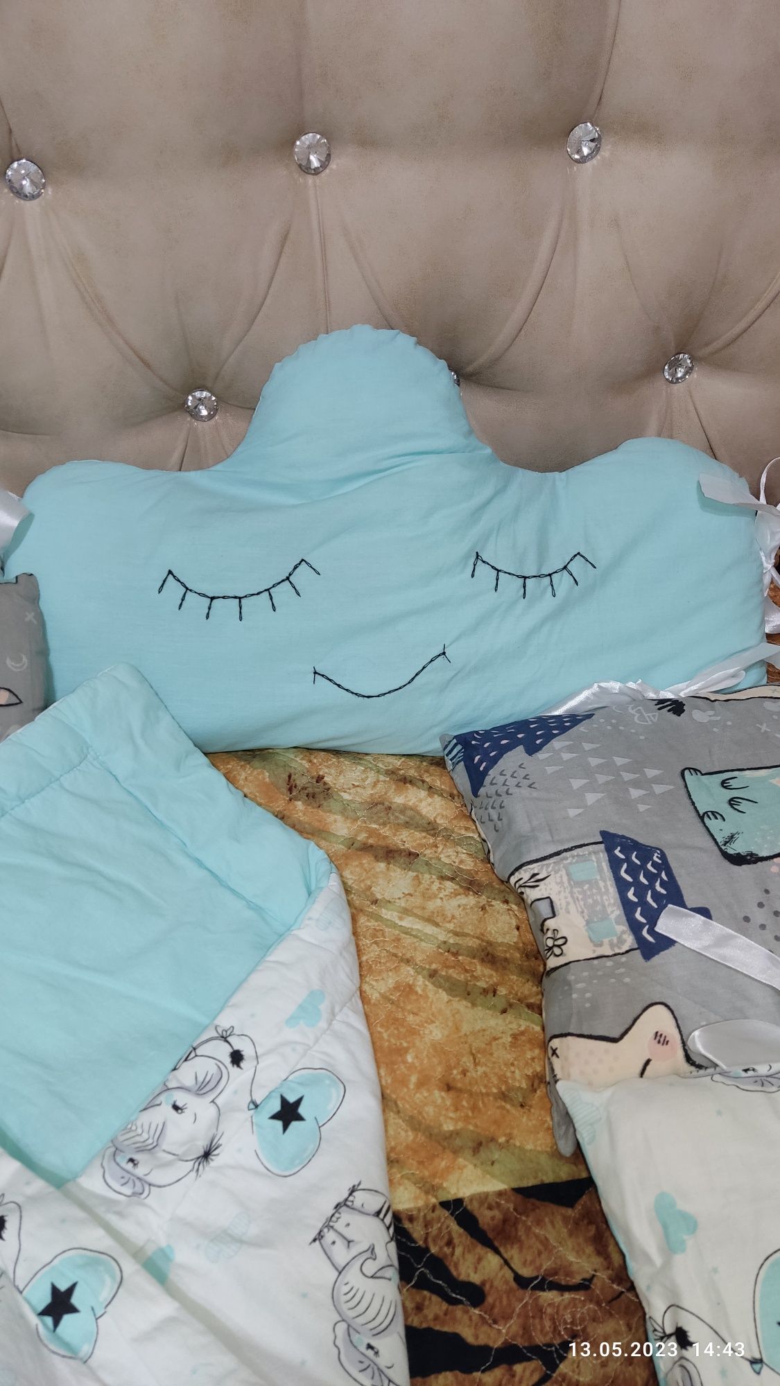 Набор бортиков -подушечек на кровать и одеяло-конверт