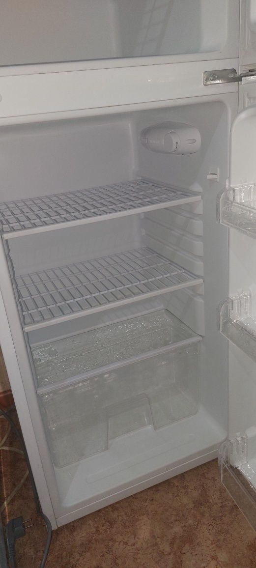 Продам холодильник Elenberg