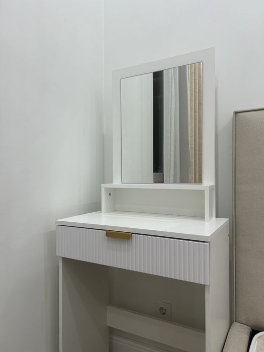 Продам туалетный столик