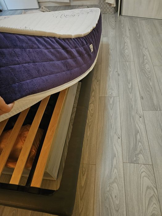 Спалня с матрак и нощни шкафчета