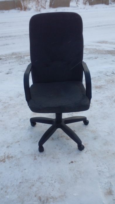 Кресло офисное рабочее как на фото чистый 5000тн