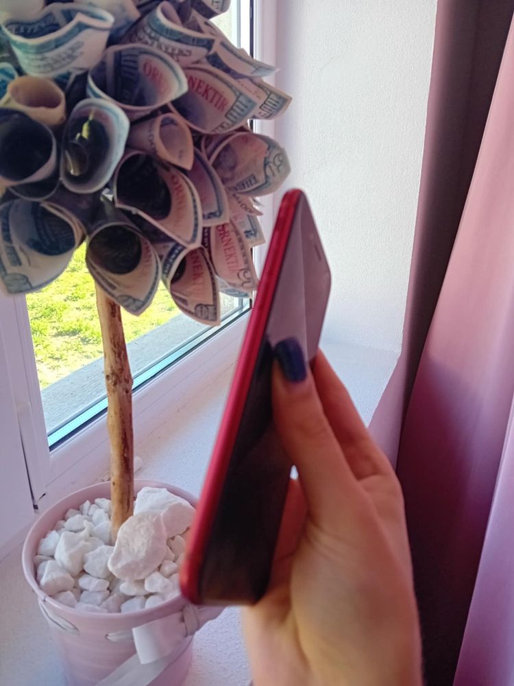 Iphone SE roșu, stare foarte buna