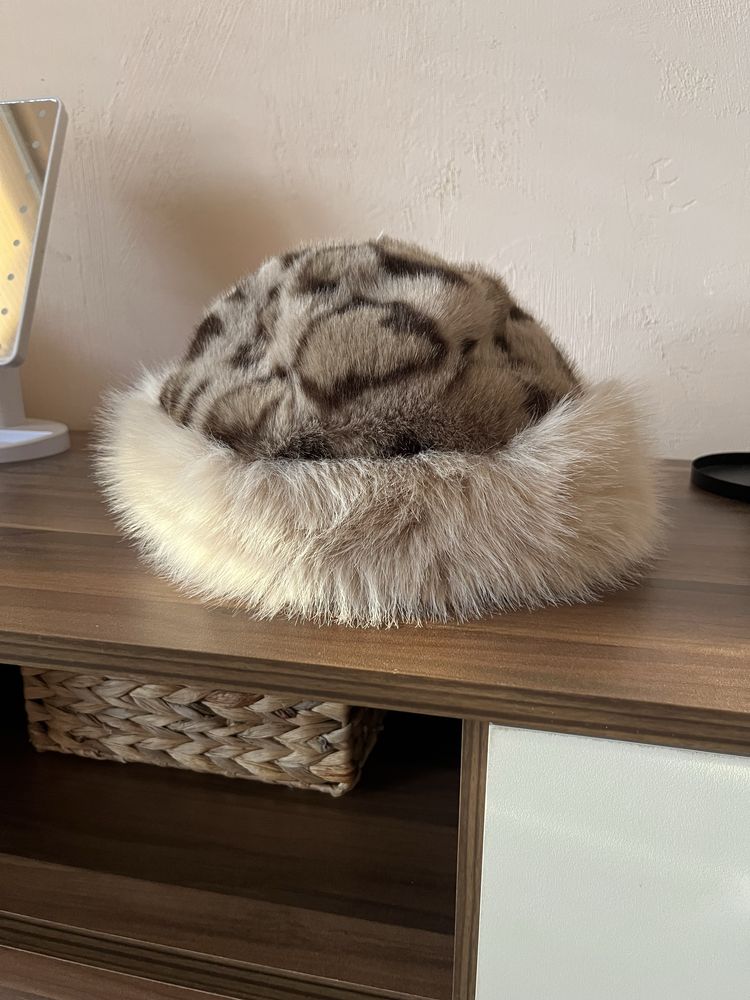 Мека зимна шапка