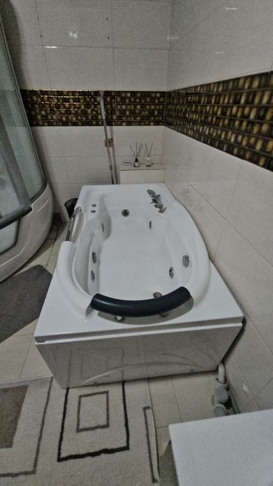 Срочно продаю большую Джакузи!