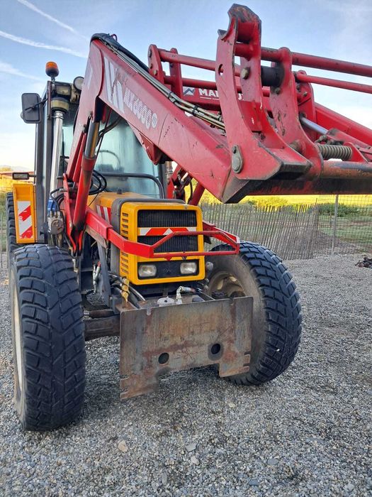Tractor cu încărcător