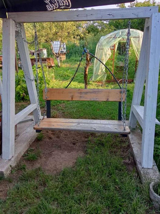 Вила с двор басейн и гараж