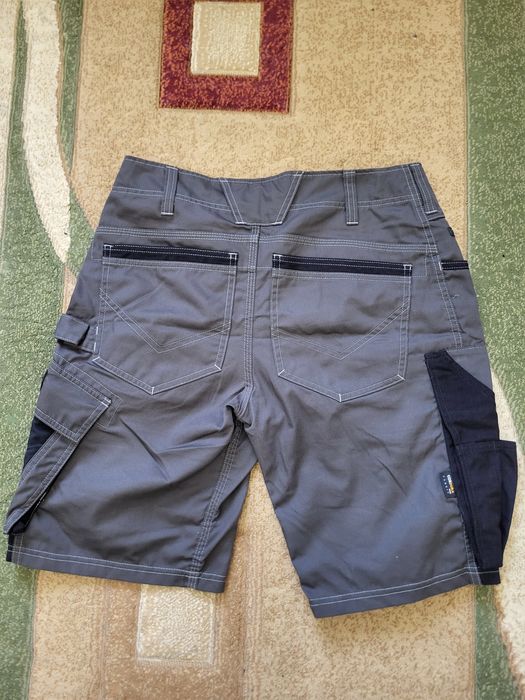 Mascot pantaloni scurti