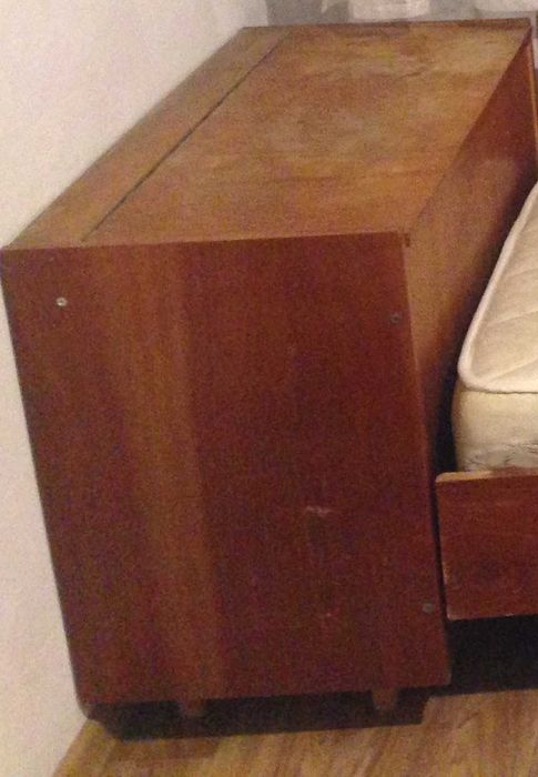 Запазена ракла подходяща за ъглова спалня