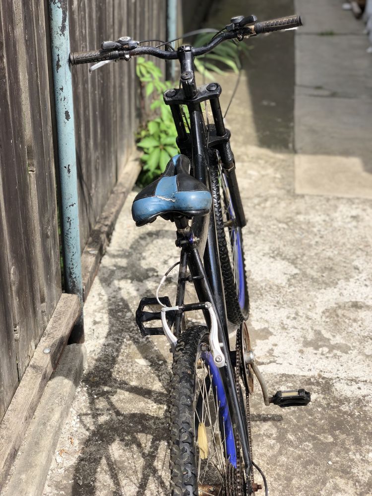 Bicicleta negru-albastra