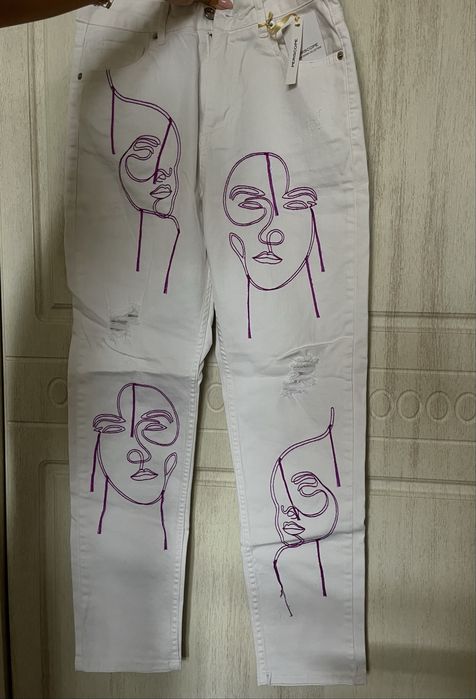 Бели дънки.