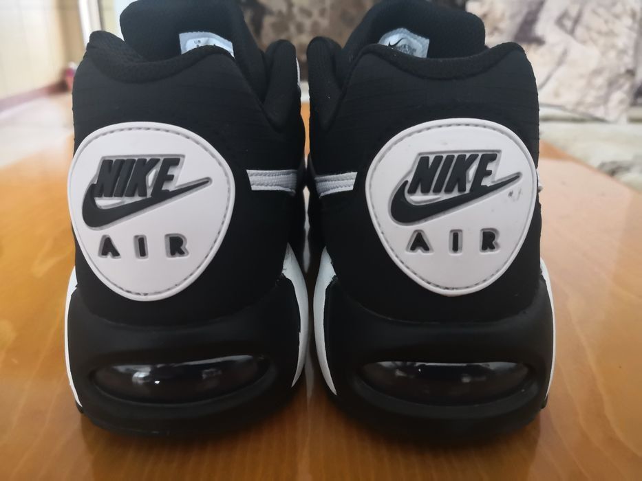 Два чифта AIR MAX 1.Nike Air MAX EXCEE n:41.  2. Nike Air Max Ivo n41.