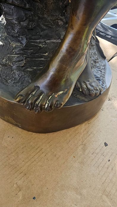 O deosebită Piesă din Bronz semnată