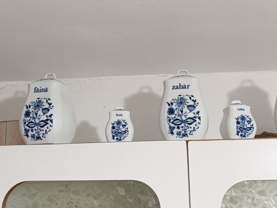 Vand set recipiente pentru zahar, faina, condimente din porțelan etc