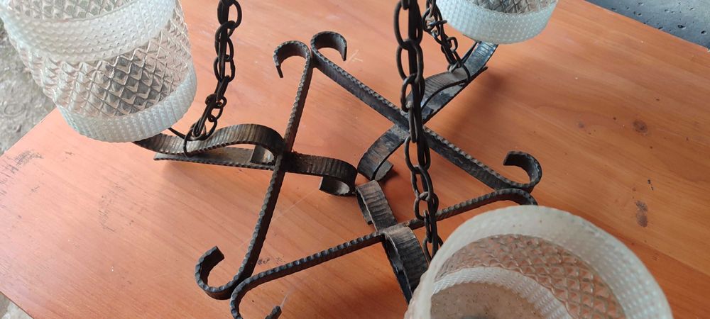 Продавам два броя полюлеи от ковано желязо.