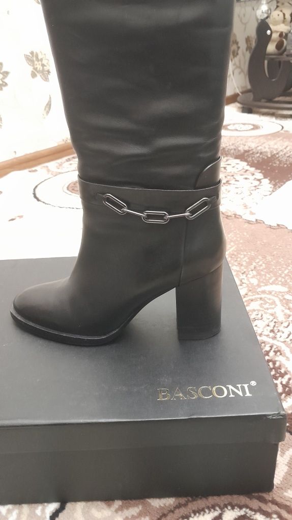 Продам новую сапоги BASCONI