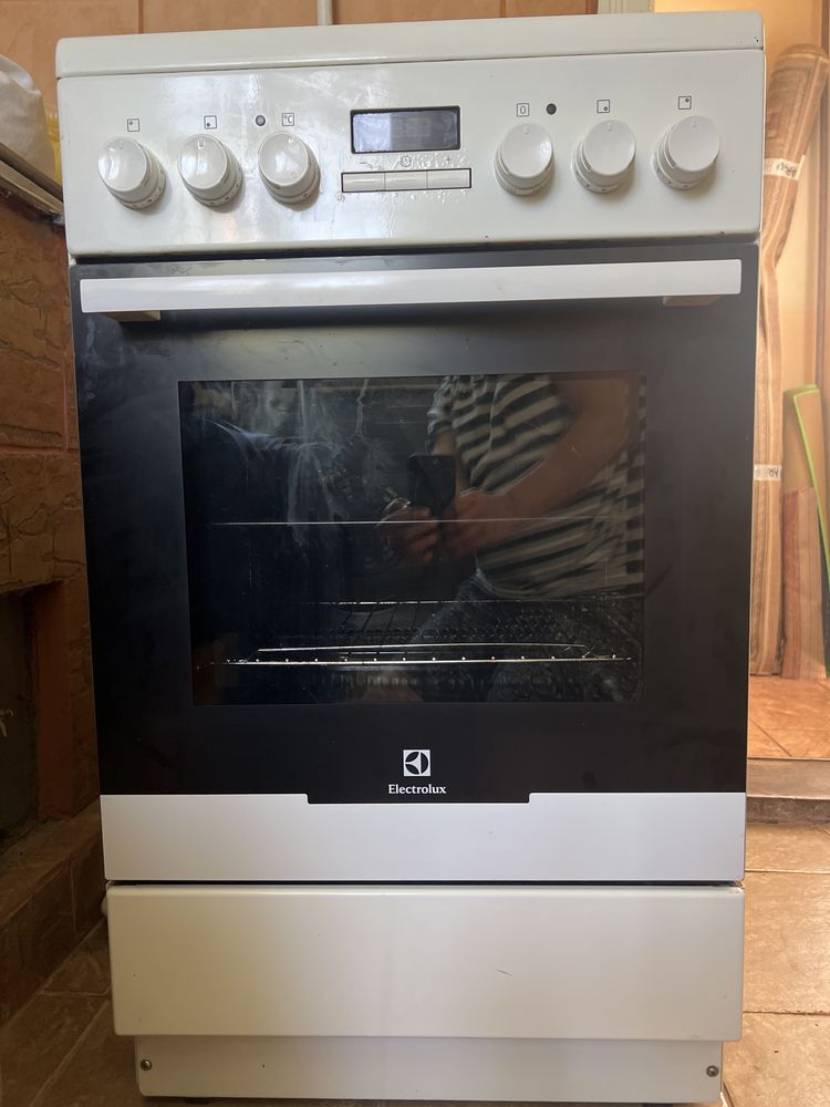 Aparat de gatit electric Electrolux, 4 ochiuri si cuptor