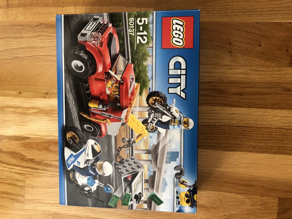 Lego City Police 60137 Cazul “Camionul de remorcare”