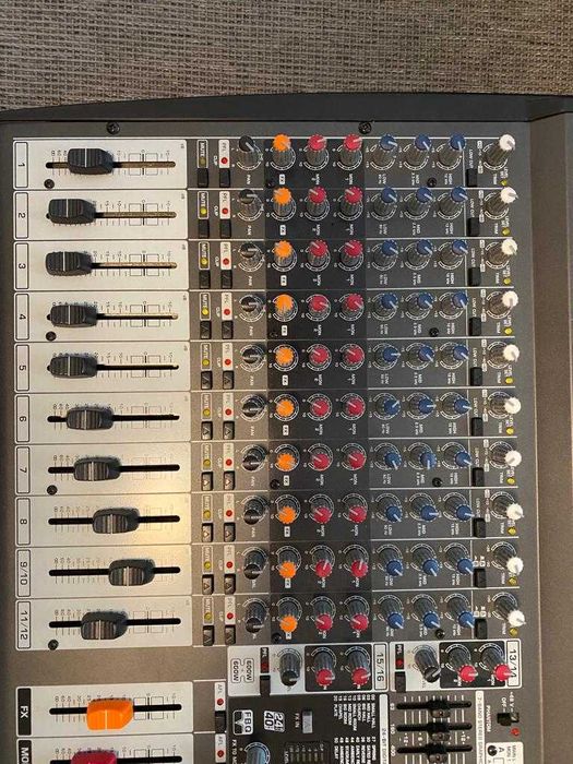 Behringer PMP3000 cu amplificare 2x600W