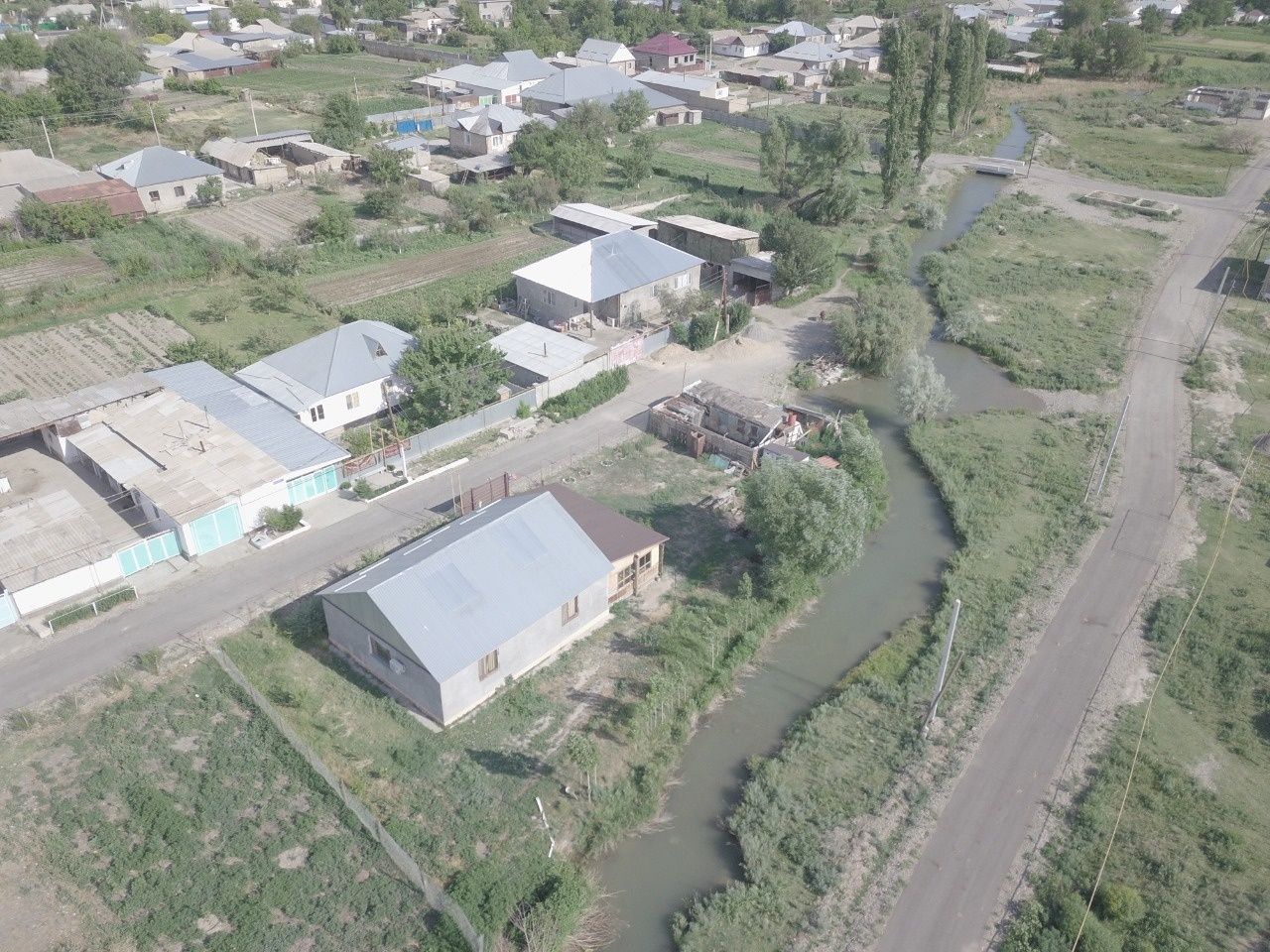 Дом за городом рядом речка роща джидовая. До Тараз 3 километра.